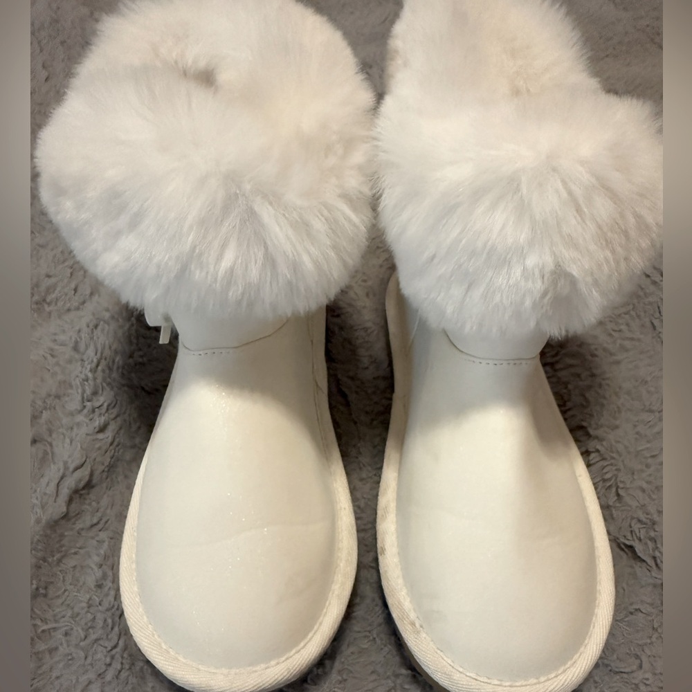 Gymboree white shimmery ugg style boots size 3